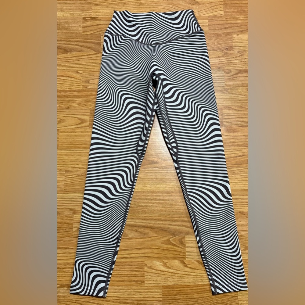 Cosmopolitan Black and White Optical Wave Leggings
